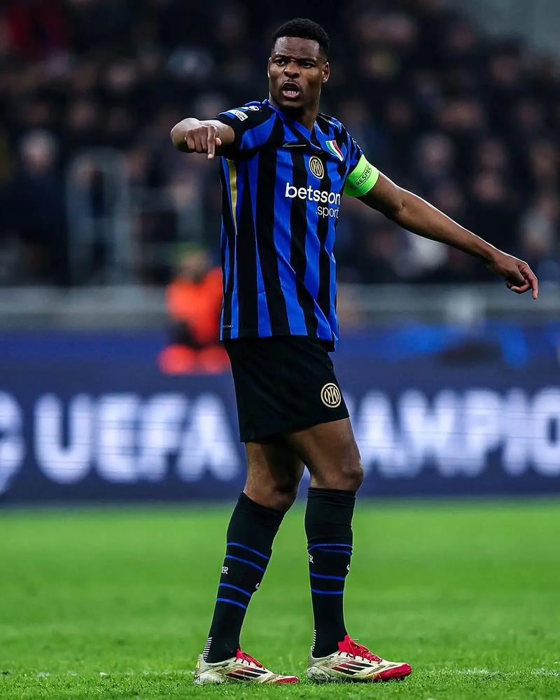 德甲半场：安塞尔米诺建功，多特蒙德暂1-0勒沃库森（半场战报：安塞尔米诺破门，多特蒙德暂以1-0领先勒沃库森）